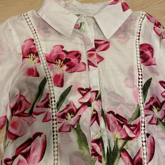 Collared floral crocheted blouse - Picture 2 of 6